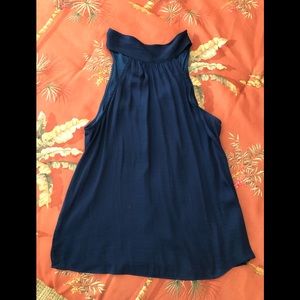 William B medium top in blue.